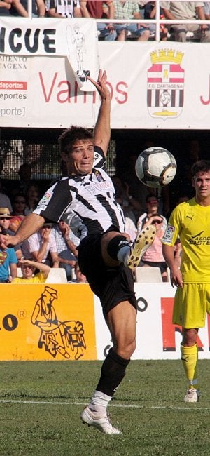 De Lucas intenta controlar un balón. / PABLO SÁNCHEZ / AGM