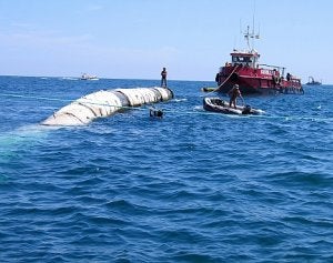El tubo del emisario, cuando fue anclado al fondo en el año 2005. / LA VERDAD