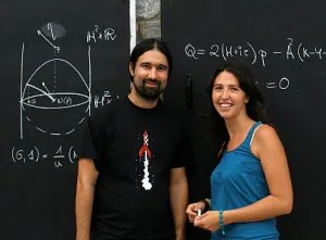 Los profesores Pablo Mira e Isabel Fernández, ante una pizarra. / LV