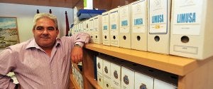 El concejal delegado de la empresa municipal de limpieza, Melchor Morales, junto a las carpetas de documentación de Limusa. / PACO ALONSO / AGM