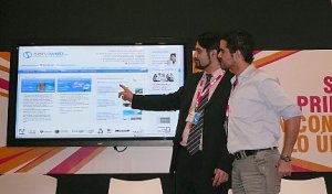 Ricardo Suárez muestra los contenidos de su página web. / SERVIWEB