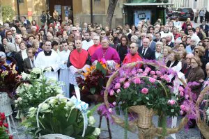 Religiosos y vecinos en la plaza Santa Catalina ante la ofrenda floral que se hizo ayer a la Inmaculada Concepción. ::                             RAFA FRANCÉS/AGM