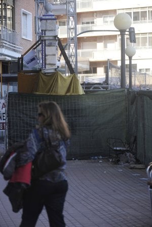 El Pilón de los Burros entre lonas, y en la esquina restos de basura bajo un banco. ::                             A. GIL / AGM