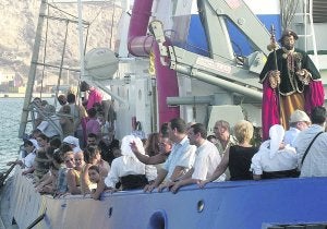 Procesión marítima del Apóstol Santiago en el muelle de Santa Lucía, en una foto de archivo. ::
P. S. / AGM