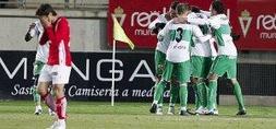 El Elche celebra su segundo gol, mientras un jugador del Murcia se lamenta. :: JUAN LEAL