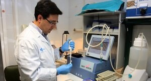 El técnico del Servicio de Anatomía Patológica del Rosell Joaquín Moya Biosca extrae una muestra de tejido cancerígeno en el laboratorio de Patología Molecular. ::                             A. GIL / AGM