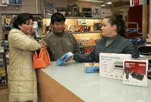 Un matrimonio comprando un aparato para sintonizar la televisión digital terrestre. ::                             PACO ALONSO / AGM