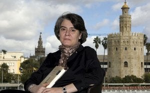 Matilde Asensi presentó ayer ante la Torre del Oro de Sevilla su última novela. ::
EDUARDO ABAD