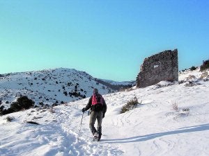 Un senderista camina hacia los pozos de nieve por la ruta que sube desde el Collado Blanco. ::                             ANDRÉS GARCÍA