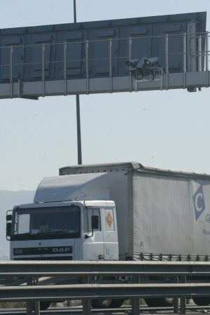 Un camión circula por debajo de un radar de la autovía A-7. ::                             M. BUESO