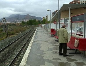 Un pasajero espera en San Diego, posible emplazamiento para la estación soterrada del AVE. ::                             P. A. / AGM
