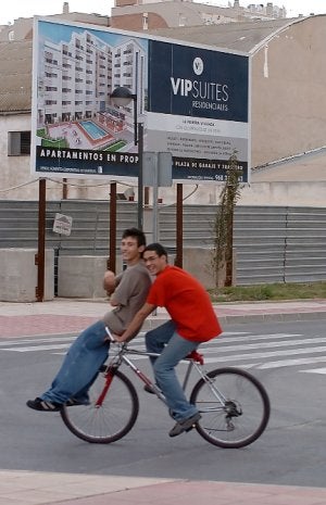 Multas de 200 euros para quienes vayan en bici con auriculares o hablando con el móvil