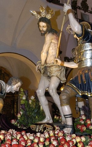 Coronación de Espinas. Se trata de un grupo escultórico con obras del escultor sevillano José Antonio Navarro Arteaga. Procesiona en un trono de madera de caoba también realizado en Sevilla en los talleres de Manuel Guzmán Bejarano. La talla representa a Jesucristo en su trayecto hacia el Calvario. El trono procesiona a hombros de portapasos.