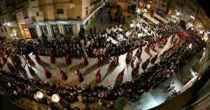 Geometría. El tercio de la Flagelación, que se ve completo, hace la curva de la Puerta de Murcia. ::                             PABLO SÁNCHEZ / AGM