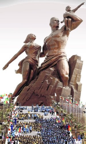 Grupos de estudiantes participan en la inauguración del monumento. ::
REBECCA BLACKWELL/AP