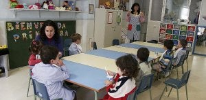Dos profesoras dan clase a siete alumnos en un aula de la Escuela Infantil de La Milagrosa, en una fotografía de archivo. ::                             PABLO SÁNCHEZ / AGM