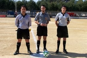 El árbitro salvajemente agredido Samuel de Haro, en el centro, con sus dos asistentes, en un partido de hace dos semanas. ::                             LA VERDAD