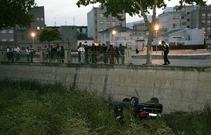 Un agente contempla el vehículo desde la parte alta de la rambla ya sin baranda. ::
SONIA M. LARIO / AGM