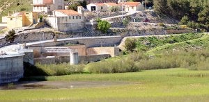 El embalse de Valdeinfierno, tal y como se encuentra en la actualidad con bastante agua y mucha vegetación, hábitat ideal para los anfibios. ::                             PACO ALONSO / AGM