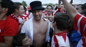 Quique Pina celebra el ascenso del Granada a Segunda. Bajo su brazo derecho, uno de sus hijos. ::                             ALFREDO AGUILAR