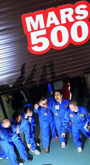 Los cinco astronautas dispuestos a comenzar su viaje simulado a Marte. ::
SEKRETAREV/AP