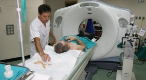 Un paciente se prepara para someterse a un TAC, la semana pasada en La Arrixaca. ::                             J. LÓPEZ