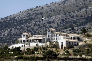 La lujosa villa de José Ramón Carabante en La Loma de Inazares, en las estribaciones del macizo de Revolcadores. ::                             ABEL F. ROS