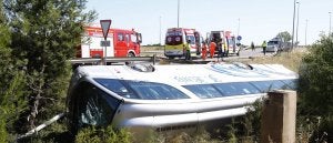 Quince heridos al volcar el autobús del equipo de fútbol juvenil del Calasparra