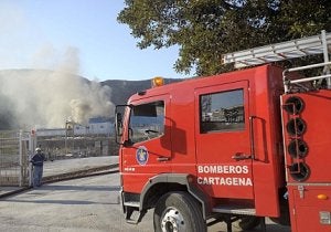 Un operario de la desaladora, frente a un camión de bomberos durante el incendio. ::
ANTONIO GIL / AGM