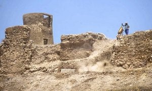 Un obrero, con una carretilla en lo alto del cerro del Molinete. ::                             ANTONIO GIL / AGM