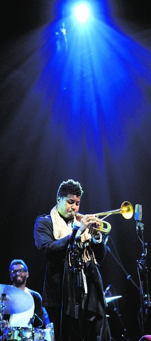 Christian Scott,  con su trompeta, durante su actuación el sábado en el Festival de Jazz de San Javier. ::                             VICENTE VICÉNS / AGM