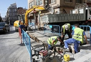 Obreros, trabajando en una zona en la calle Serreta. ::                             P. S. / AGM