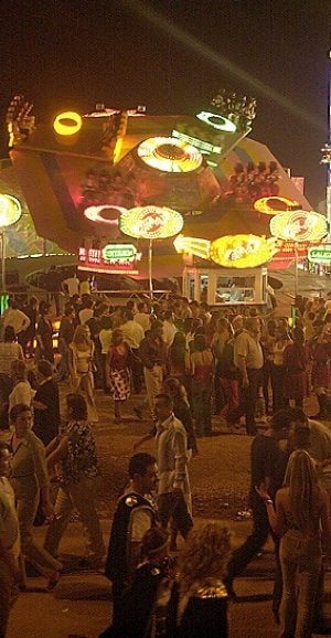 Visitantes una noche en la feria, en una imagen de archivo. ::                             P. S.