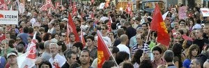 Miles de personas portando pancartas y banderas en el transcurso de la manifestación que en la tarde de ayer recorrió las calles de Murcia. ::                             NACHO GARCÍA/ AGM