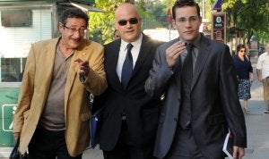 Peñalver (centro), con los letrados José y Raúl Pardo. ::
I. SÁNCHEZ