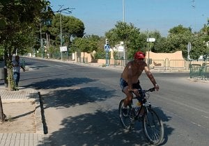 Vista de uno de los viales que atraviesa la Ciudad del Aire en Santiago de la Ribera. ::                             ANTONIO GIL / AGM
