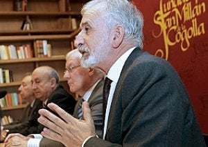 El representante del área lingüistica de España, Salvador Gutiérrez Ordoñez (derecha), junto al director de la Real Academia Española, Víctor García de La Concha; el consejero de Cultura del Gobierno de La Rioja, Luis Alegre, y el representante de la Academia Puertorriqueña de la Lengua, Humberto López. ::                             EFE