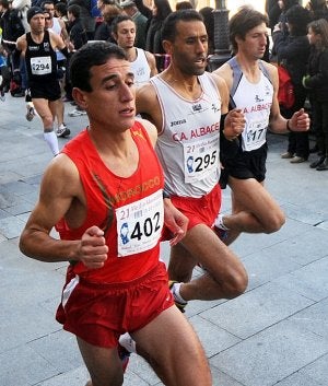 Tres atletas, poco después de inicio de la prueba. ::                             ISRAEL SÁNCHEZ / AGM