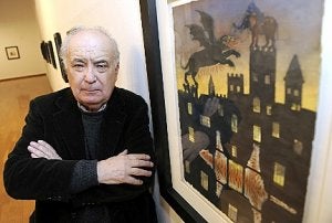 Cristóbal Toral, ayer en el Palacio Almudí de Murcia, junto a una de sus acuarelas. ::
NACHO GARCÍA / AGM
