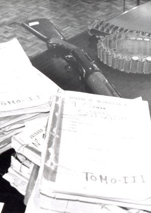 La escopeta Franchi, una de las dos armas con las que se causó la muerte a los novilleros, una canana y el sumario:: LA VERDAD