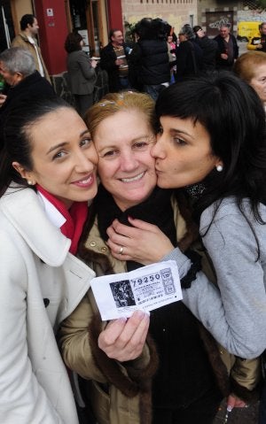 Unas vecinas de Molina muestran el décimo premiado. ::                             V. VICENS / AGM