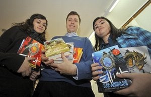 Joaquín Londáiz, flanqueado por Ana Regueiro y Miriam Zaragoza, con sus libros. ::
ANTONIO GIL / AGM