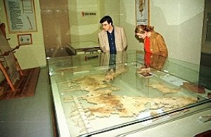 Dos visitantes observan la vitrina con los trajes de lino. ::
P. A. / AGM