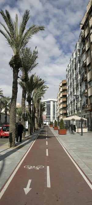 El carril bici de la calle Real, vacío, en una foto tomada por la mañana el pasado miércoles. ::
J.M.RODRÍGUEZ