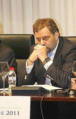 Gustavo de Arístegui, antes de su charla en el CIM. ::                             J. M. RODRÍGUEZ /                             AGM