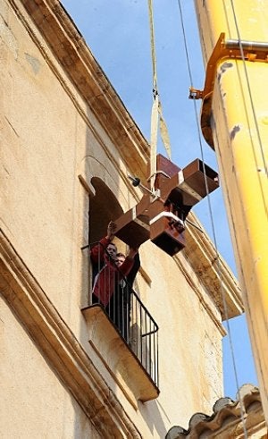 Una grúa alzó la 'matraca' hasta lo más alto de la torre. ::                             P. A. / AGM