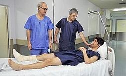 Ripoll y De Prado junto a Forlín tras ser operado ayer en la clínica San Carlos. ::                             LA VERDAD