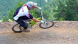 Un ciclista de descenso baja por una pista a toda velocidad. La fotografía es de archivo.