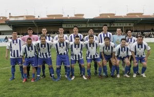 Plantilla del Águilas FC que ayer logró el ascenso a Tercera, antes de iniciar el choque. ::
S. M. LARIO / ÁGUILAS