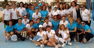 Componentes de los equipos azul y blanco, uniformadas con los emblemas de las cofradías, posan antes del torneo. ::
LA VERDAD